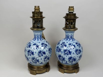 DELFT, XIXe.
Paire de lampes à pétrole en...