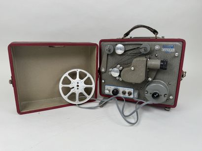 CINEGEL - ROYAL.
Caméra projecteur en valise.
23...