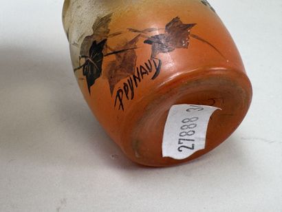 PEYNAUD, XXe.
Petit vase en verre à décor...