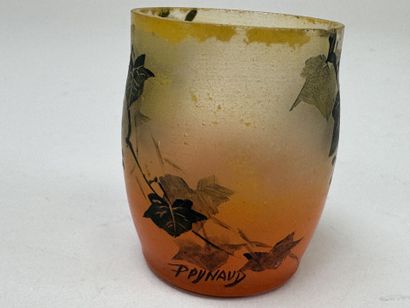 PEYNAUD, XXe.
Petit vase en verre à décor...