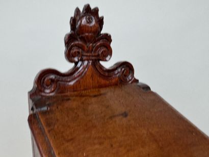 Boîte à sel en noyer ouvrant par un abattant...