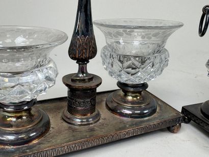 Lot en métal argenté et cristal taillé comprenant:
-...