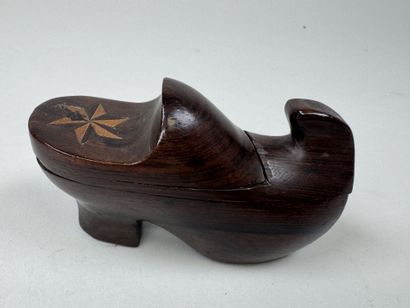 Trois petites tabatières en bois dont une...