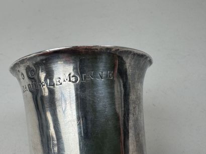 Timbale tulipe en argent, le buvant gravé...