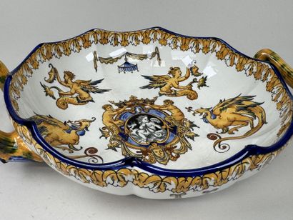 GIEN.
Légumier à deux prises en faïence polychrome...