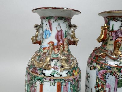 CHINE, CANTON, XXe.
Deux vases en porcelaine...