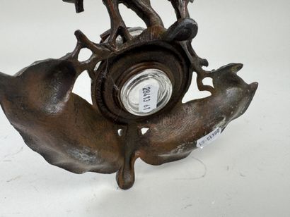 Petit encrier de bureau en régule sculpté...