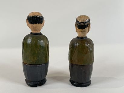 Ensemble de deux personnages en bois sculpté...