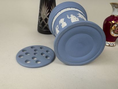 Lot comprenant :
-WEDGWOOD.
Pique-fleurs...