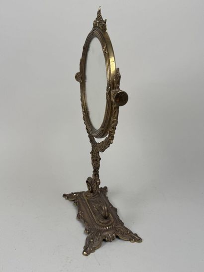 Petit miroir psyché en métal doré à décor...