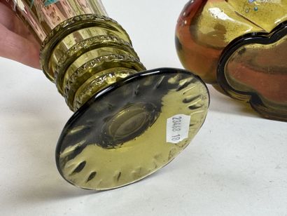 Paire de vases et jardinière en verre coloré...