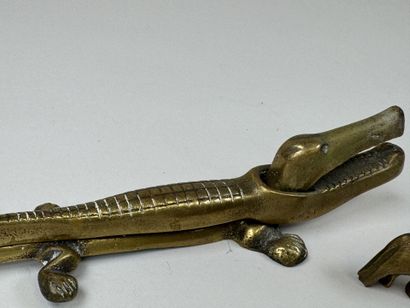 Lot en bronze et laiton comprenant :
- un...