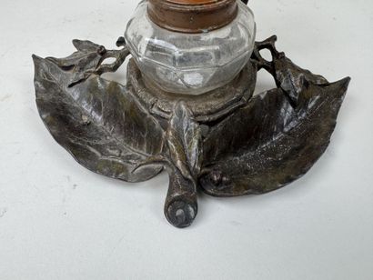 Petit encrier de bureau en régule sculpté...