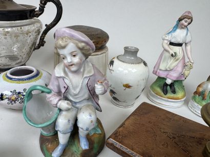 Important lot d'objets de vitrine comprenant...