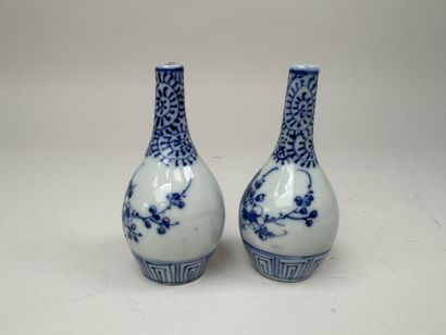 ASIE, XXe.
Paire de petits vases en porcelaine...