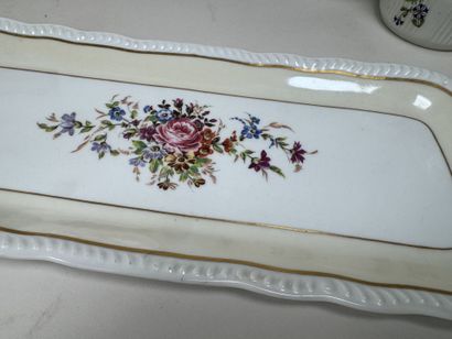 Lot en porcelaine et faïence polychrome comprenant...