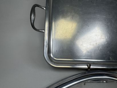 Lot en étain comprenant :
- deux plateaux...