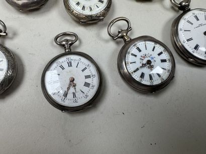 Collection de 9 montres de col en argent...