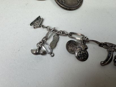 lot en argent comprenant:
- un bracelet avec...