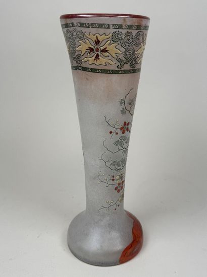 Vase en verre à décor émaillé et polychrome...