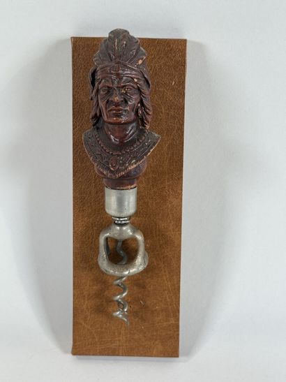 SYROCO. 
Tire-bouchon figuratif en bois monochrome...