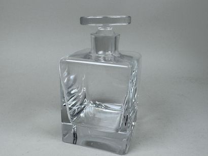 Carafe à whisky en verre moulé et pressé.
H....