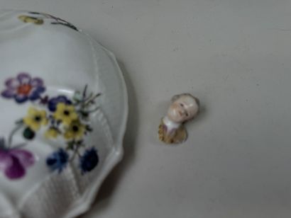 Lot en porcelaine et faïence polychrome et...