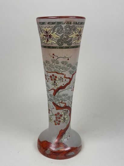 Vase en verre à décor émaillé et polychrome...