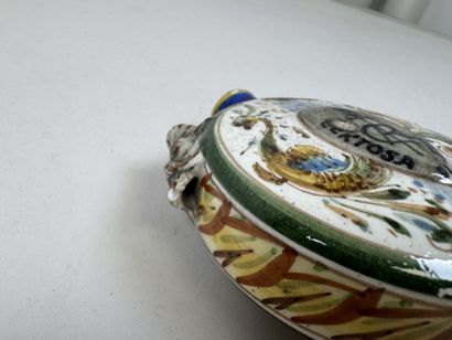 Lot en faïence et porcelaine polychrome comprenant...
