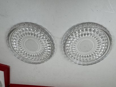 VAL SAINT LAMBERT.
Dessous de plat et deux...