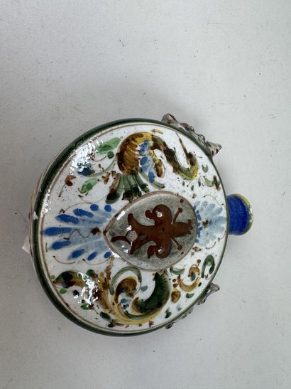 Lot en faïence et porcelaine polychrome comprenant...