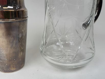 Lot comprenant :
- un shaker en métal argenté.
Travail...