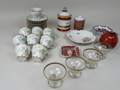 Lot en faïence et porcelaine polychrome et...