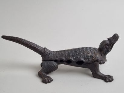 Mâche-bouchon figuratif CROCODILE en posture...