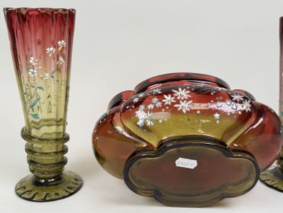 Paire de vases et jardinière en verre coloré...