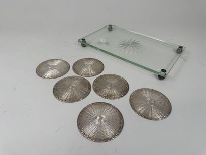 Lot comprenant :
- un dessous de plat de...