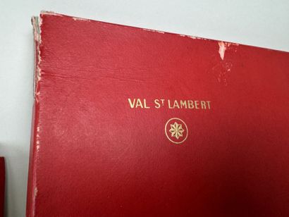 VAL SAINT LAMBERT.
Dessous de plat et deux...