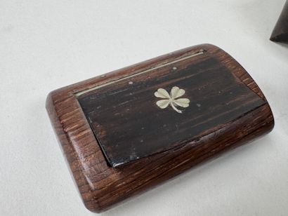 Trois petites tabatières en bois dont une...