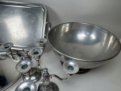 Lot en étain comprenant :
- deux plateaux...