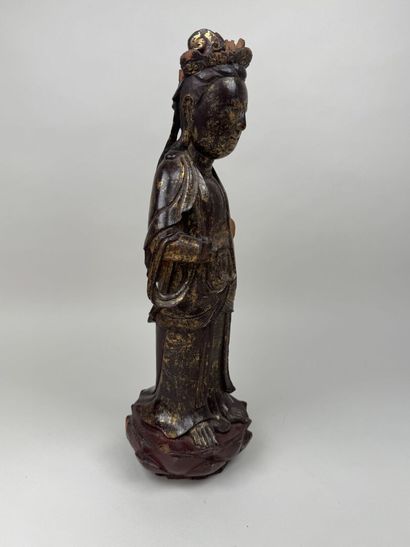 ASIE, XXe.
Personnage debout.
Sujet en bois...