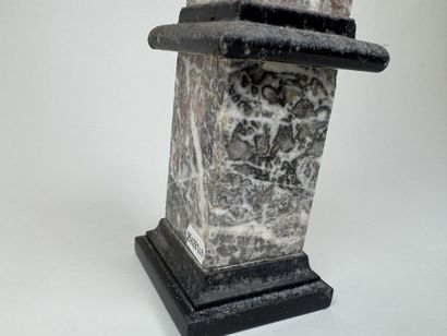 Obélisque en marbre veiné.
H. 43,5 cm.
