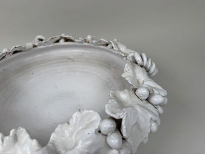 Grande coupe circulaire en céramique blanche...