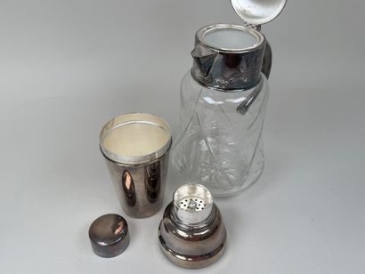 Lot comprenant :
- un shaker en métal argenté.
Travail...
