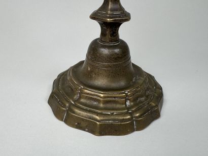 Bougeoir anciennement en bronze argenté.
H....