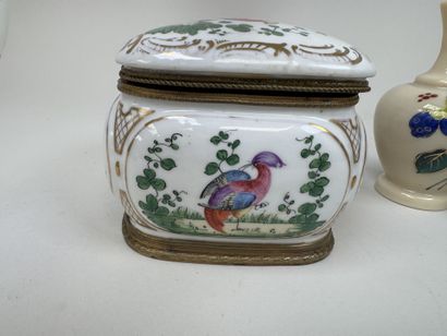 Coffret en porcelaine polychrome et or à...