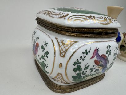 Coffret en porcelaine polychrome et or à...