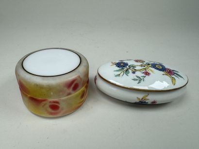 Collection de 10 petites boites ou piluliers...