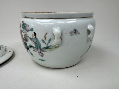 CHINE, XXe.
Pot couvert en porcelaine polychrome...