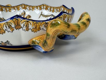 GIEN.
Légumier à deux prises en faïence polychrome...