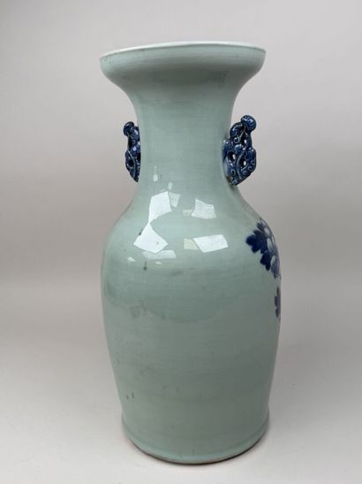 CHINE, XXe.
Grand vase balustre en porcelaine...